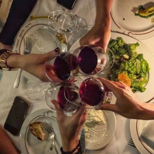 Γιατί έγινε ξανά της μόδας η ταβέρνα