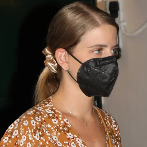 H Δανάη Μιχαλάκη φόρεσε το ιδανικό ζευγάρι σανδάλια για μία έξοδο στο θέατρο