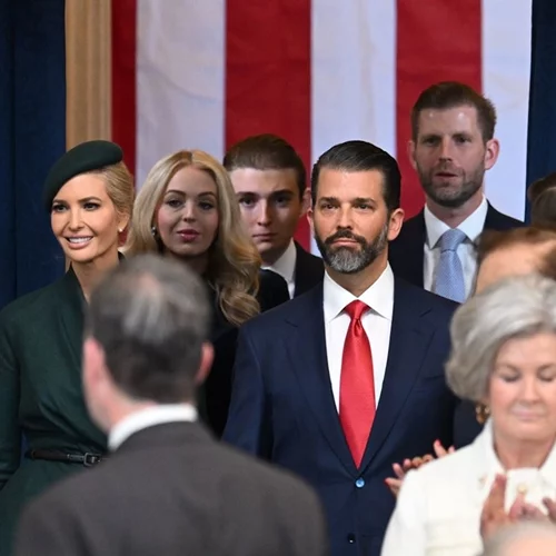 Ο γερουσιαστής με το σορτς, το απρόοπτο με την Underwood κι άλλα 3 πράγματα που σημάδεψαν την ορκωμοσία Trump