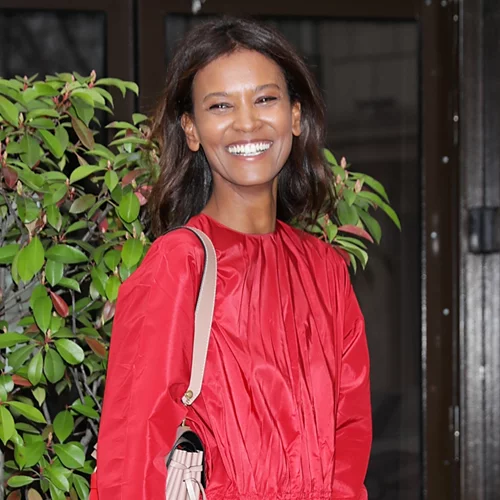 Τα κόκκινα φορέματα είναι μία από τις hot τάσεις για την άνοιξη 2023