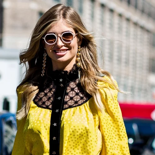 Δεν αποχωρίζεσαι τα λευκά sneakers;  Αυτά τα παπούτσια θα σε κάνουν να τα αφήσεις για λίγο στη ντουλάπα