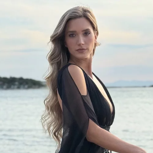 Γιολάντα Καλογεροπούλου | Πιο ξανθιά από ποτέ με εντυπωσιακό πλατινέ χρώμα