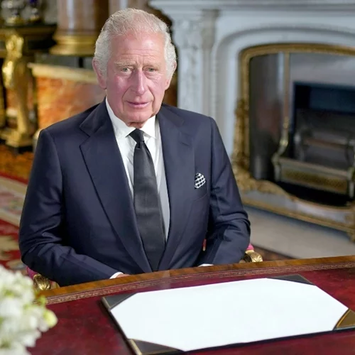 Το πρώτο διάγγελμα του Καρόλου μετά τη διάγνωση | Καταβεβλημένος με κόκκινα μάτια