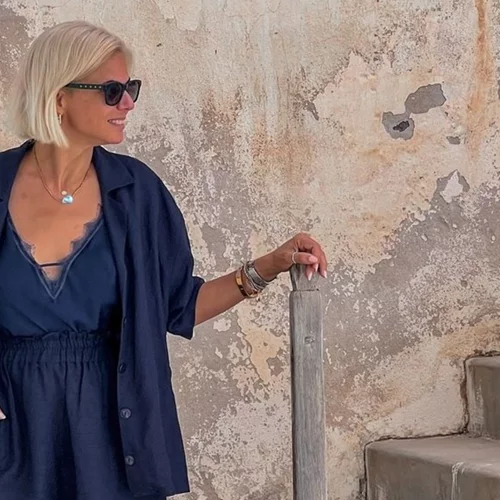 Η Χριστίνα Κοντοβά φόρεσε το twin set που είναι ιδανικό για την παραλία και τις εξόδους στο νησί