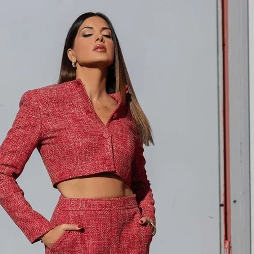 Σταματίνα Τσιμτσιλή | Με μπορντό mini skater dress και leopard mules