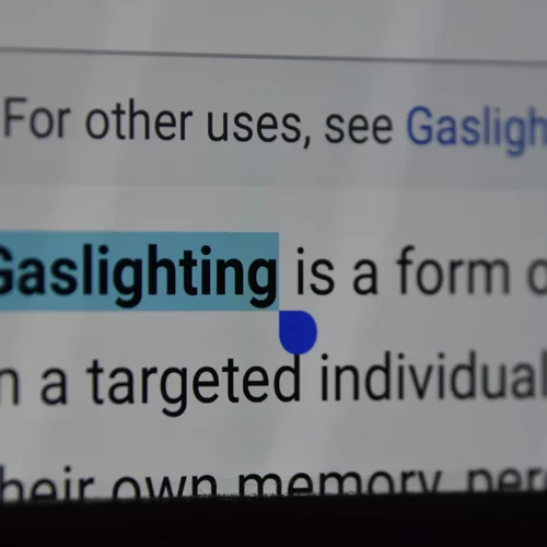 Ανάλυσέ το | Gaslighting: τι είναι η ψυχολογική χειραγώγηση