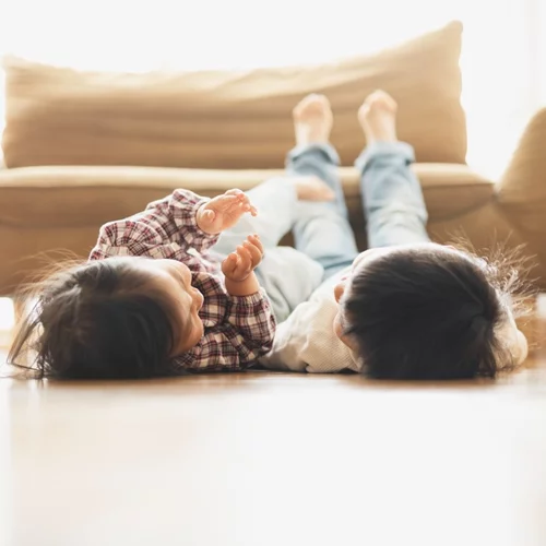 Πόσο δυνατή είναι η αδελφική αγάπη | Βίντεο δείχνει ένα μικρό αγόρι να φροντίζει την αυτιστική αδελφούλα του με τον πιο τρυφερό τρόπο