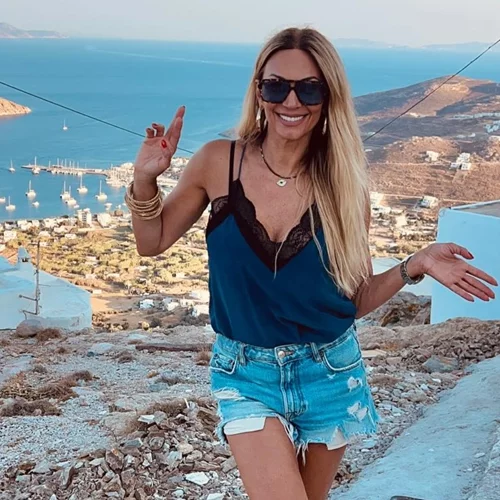 Έλλη Κοκκίνου | Πιο fit από ποτέ με το κίτρινο μπικίνι της – Οι φωτογραφίες των διακοπών της στη Σέριφο