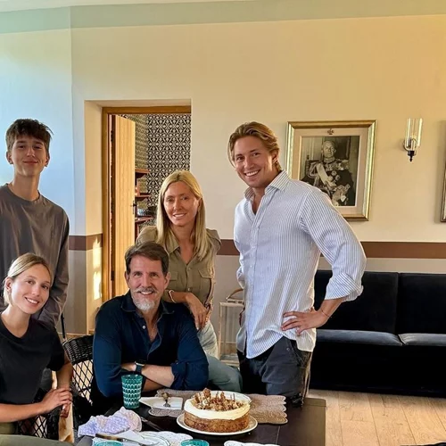 29 χρόνια πριν | Η Μarie Chantal και ο Παύλος ποζάρουν την ημέρα του γάμου τους