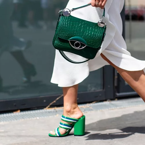 3 συμβουλές για να περπατάς πάνω σε ψηλοτάκουνα σαν μοντέλο στην πασαρέλα