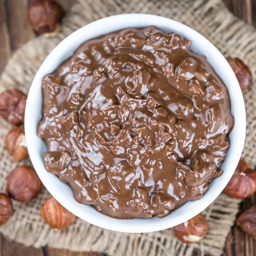 Το σούπερ υγιεινό σοκολατένιο γλυκό του Άκη Πετρετζίκη έχει μόλις 3 υλικά και είναι έτοιμο σε λιγότερο από 1 λεπτό