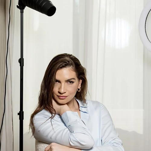 Η Χριστίνα Κανελλοπούλου ανανέωσε το χρώμα των μαλλιών της στο σπίτι [και εμείς μόλις βρήκαμε την πιο effortless βαφή χωρίς αμμωνία για pro αποτέλεσμα]