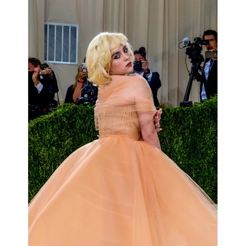 Billie Eilish | Ο όρος που έθεσε στον οίκο Oscar de la Renta για να φορέσει δημιουργία του στο Met Gala