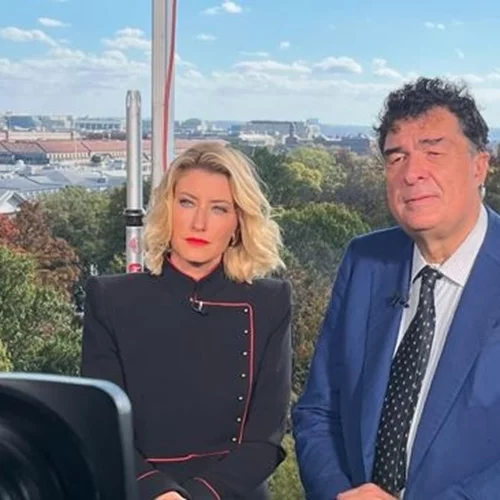 Με πατίνι στο κέντρο της Αθήνας | Η Σία Κοσιώνη έγινε και πάλι παιδί