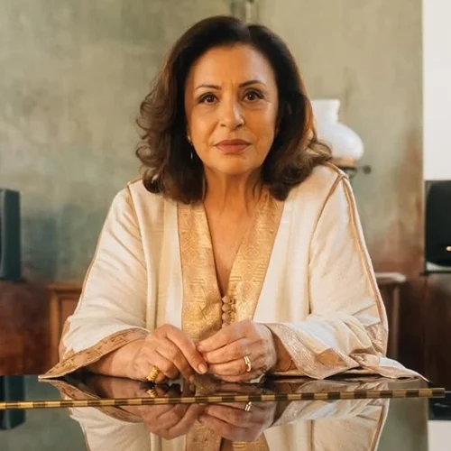 Η Χάρις Αλεξίου με λευκό ζιβάγκο και πολύχρωμο παλτό | Η σπάνια ανάρτηση