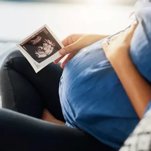 Η εγκυμοσύνη μας γερνάει; Τι δείχνει νέα μελέτη