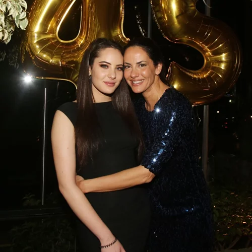 Η Εύη Αδάμ με την κόρη της, Νεφέλη Λιβιεράτου σε κοινή έξοδο με παρόμοια denim looks