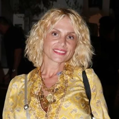 Ελεωνόρα Ζουγανέλη | Φθινοπωρινή εξόρμηση στα καντούνια της Κέρκυρας - Διαλέγει φρούτα και λαχανικά