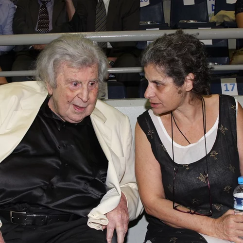 Η Ελλάδα αποχαιρετά τον Μίκη Θεοδωράκη - Σε λαϊκό προσκύνημα η σορός του από την Τρίτη - Λουλούδια έξω από το σπίτι του