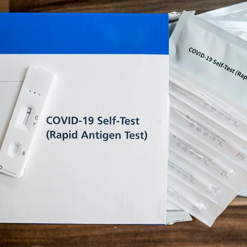 Κορονοϊός | Υποχρεωτικά self test για εργαζόμενους σε λιανεμπόριο, σούπερ μάρκετ, μέσα μεταφοράς, εστίαση και κομμωτήρια