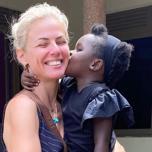 Η Χριστίνα Κοντοβά απολαμβάνει μία φθινοπωρινή εξόρμηση με την κόρη της, Αda