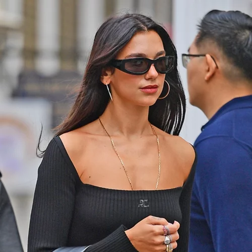 Οι μπότες που δεν αποχωρίζεται ποτέ η Dua Lipa