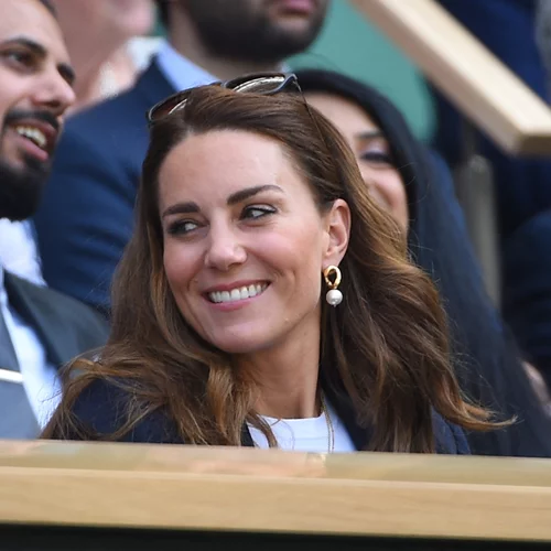Υπέροχη στα μωβ η πριγκίπισσα Kate στο Wimbledon - Μαζί της η 9χρονη Charlotte