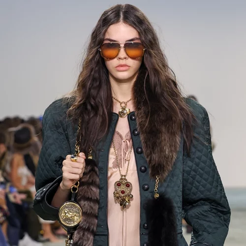 Αυτά είναι τα χρώματα που πρωταγωνιστούν στη μόδα τη σεζόν Φθινόπωρο/Χειμώνας 2025-2026