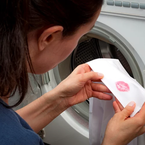 Λέρωσες με makeup τα ρούχα σου; Δες πώς θα τα "σώσεις"