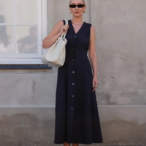 Αυτό το μαύρο φόρεμα από τη Zara είναι η ευκολοφόρετη επιλογή για όλες τις σου τις καλοκαιρινές βόλτες