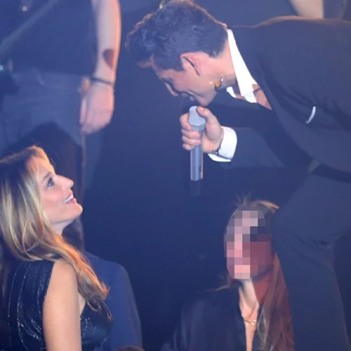 Κάτια Ζυγούλη και Σάκης Ρουβάς | Πιο ερωτευμένοι από ποτέ στην πρεμιέρα του τραγουδιστή