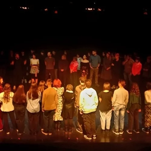 Θεατές σταματούν το μπούλινγκ ανεβαίνοντας οι ίδιοι στη σκηνή και αλλάζοντας την παράσταση