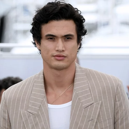 Charles Melton | Ο ηθοποιός που έχει κλέψει τις καρδιές μας ήρθε για να μείνει