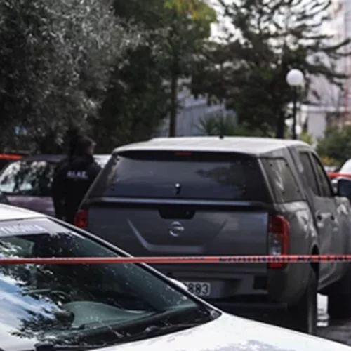 Αίγιο | Μάχη για τη ζωή δίνει 23χρονη - Έπεσε από τον 4ο όροφο μπροστά στη μητέρα της - Τι καταγγέλλει ο πατέρας