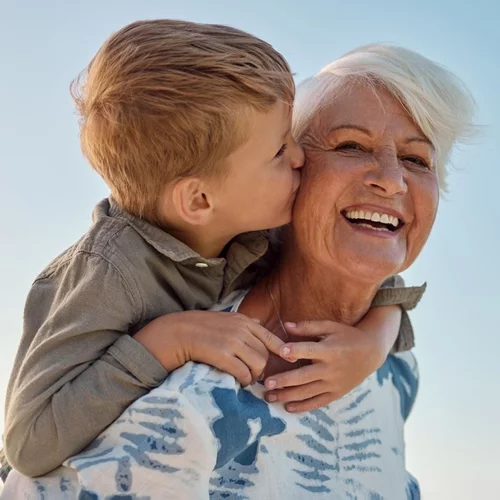 Η επιστήμη απαντά | Γιατί οι γιαγιάδες νιώθουν μεγαλύτερη χαρά όταν έρχονται σε επαφή με τα εγγόνια τους, παρά με τα ίδια τους τα παιδιά;