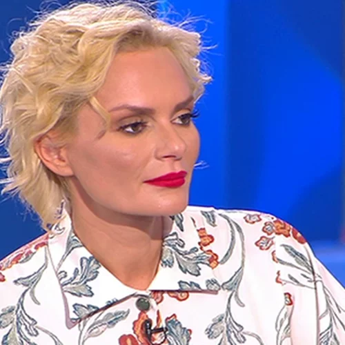 "Βαριέμαι εσένα που νομίζεις ότι είσαι κάτι σημαντικό! Φτάνει"