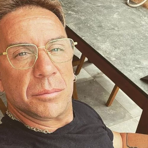 Γιώργος Μαζωνάκης | Το δέμα που δέχτηκε από τη Σητεία στο (φανταστικό) σπίτι του - "Να σε έχει καλά ο Θεός"