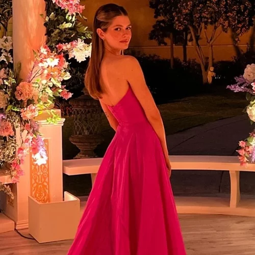 Η Αμαλία Κωστοπούλου μοιάζει με top model | Η εμφάνιση με μαύρο lingerie φόρεμα