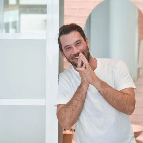 Ο Αντίνοος Αλμπάνης παραδέχεται: "Προσπαθώ να συγχωρήσω τους γονείς μου"