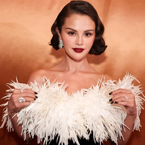 Selena Gomez | Αντιγράψαμε το luxurious look της με κομμάτια από προσιτά brands