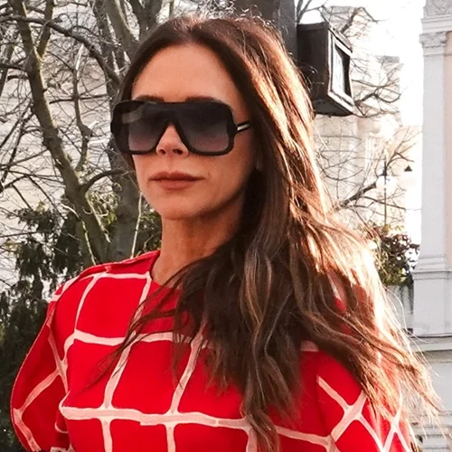 Η Victoria Beckham υιοθέτησε μία από τις ανερχόμενες τάσεις στα μαλλιά