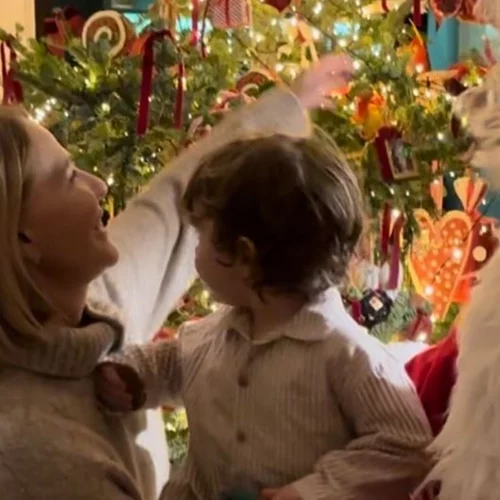 Τζένη Μπαλατσινού | Ο μπαμπάς της με σκούφο Άγιου Βασίλη στην είσοδο του σπιτιού της