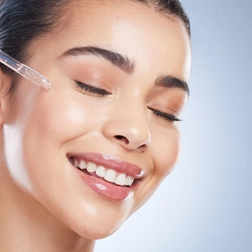 Οι 7 καλύτεροι οροί με νιασιναμίδη για μείωση των κηλίδων και των σημαδιών ακμής