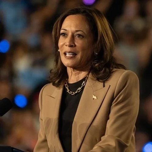 Η Ηarris υποσχέθηκε να ενσαρκώσει "μέλλον γεμάτο υποσχέσεις" αν κερδίσει την αναμέτρησή της με τον Τrump