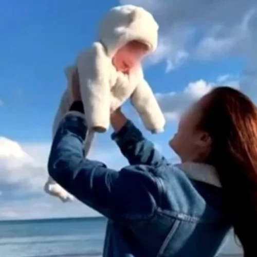 Γλυκά Νερά | Η μητέρα της Καρολάιν σχεδόν λιποθύμησε όταν ο ψυχρός Αναγνωστόπουλος της ανακοίνωσε τον θάνατο της κόρης της