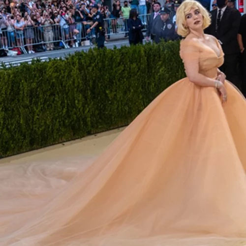 "Είναι εξαντλητικό" | Η Billie Eilish μιλάει για την καθημερινότητά της με το σύνδρομο Τουρέτ