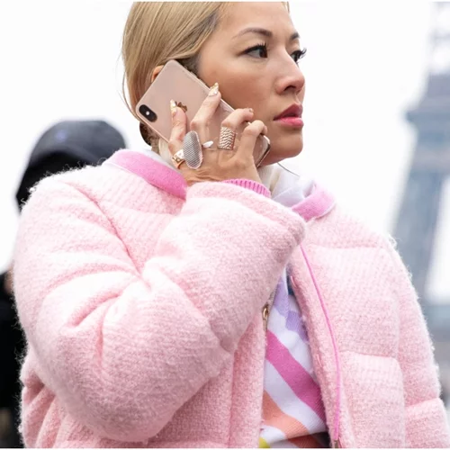 Η αμφιλεγόμενη 90s τάση στα κοσμήματα που κυριαρχεί στο Instagram