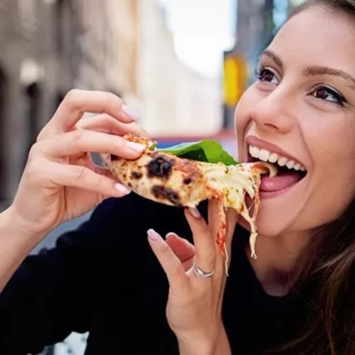 Λεκές από λάδι στα ρούχα | Πώς φεύγει σε λίγα λεπτά - Το απλό κόλπο που θα σε σώσει