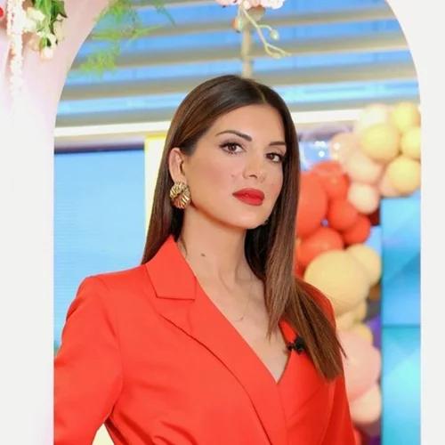 Από το γραφείο στη βραδινή έξοδο | Η Σταματίνα Τσιμτσιλή φόρεσε το ιδανικό H&M φόρεμα για την άνοιξη