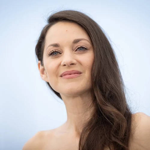 Juliette Binoche, Μarion Cotillard, Ιsabelle Huppert κόβουν τα μαλλιά τους για να συμπαρασταθούν στις γυναίκες του Ιράν